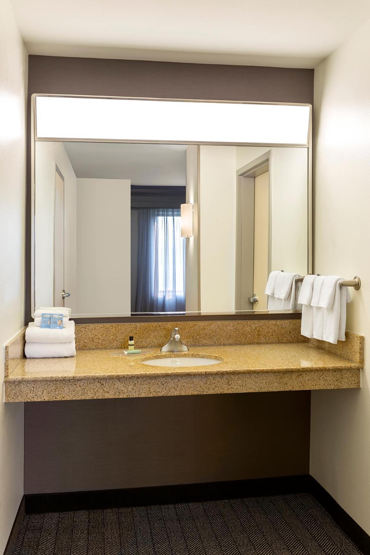 Courtyard By Marriott Madison West / Middleton Hotel Exterior photo