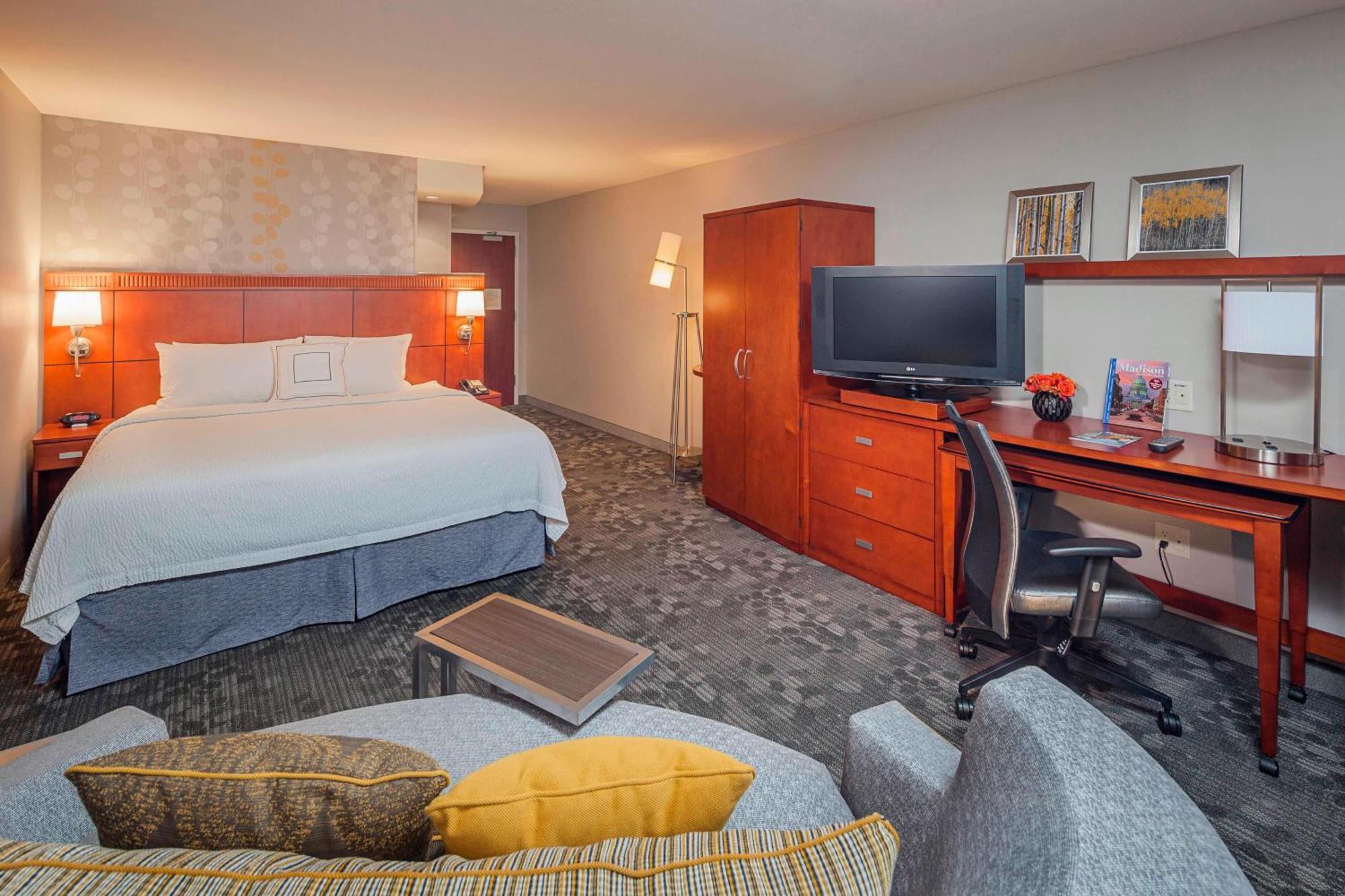 Courtyard By Marriott Madison West / Middleton Hotel Exterior photo