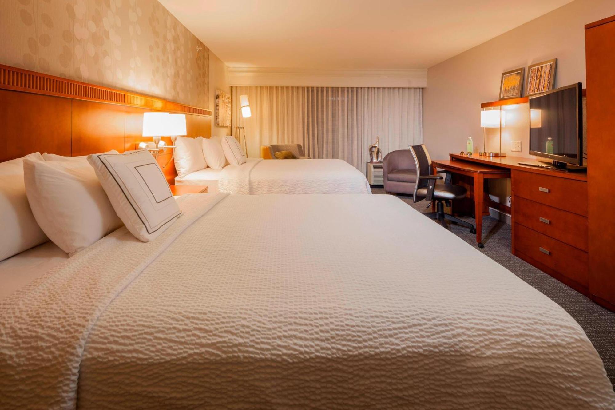 Courtyard By Marriott Madison West / Middleton Hotel Exterior photo