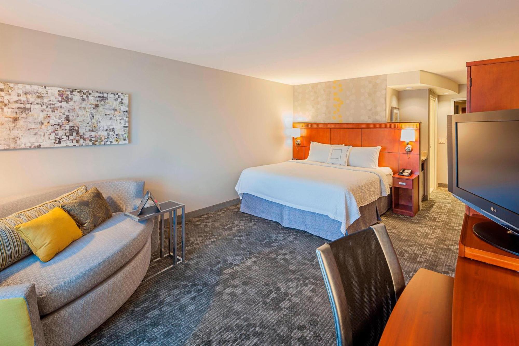 Courtyard By Marriott Madison West / Middleton Hotel Exterior photo