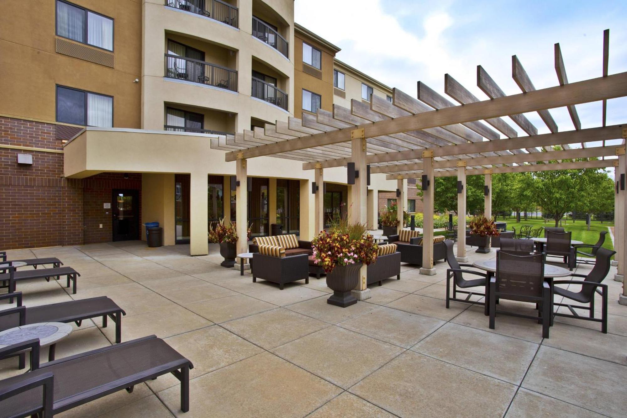 Courtyard By Marriott Madison West / Middleton Hotel Exterior photo