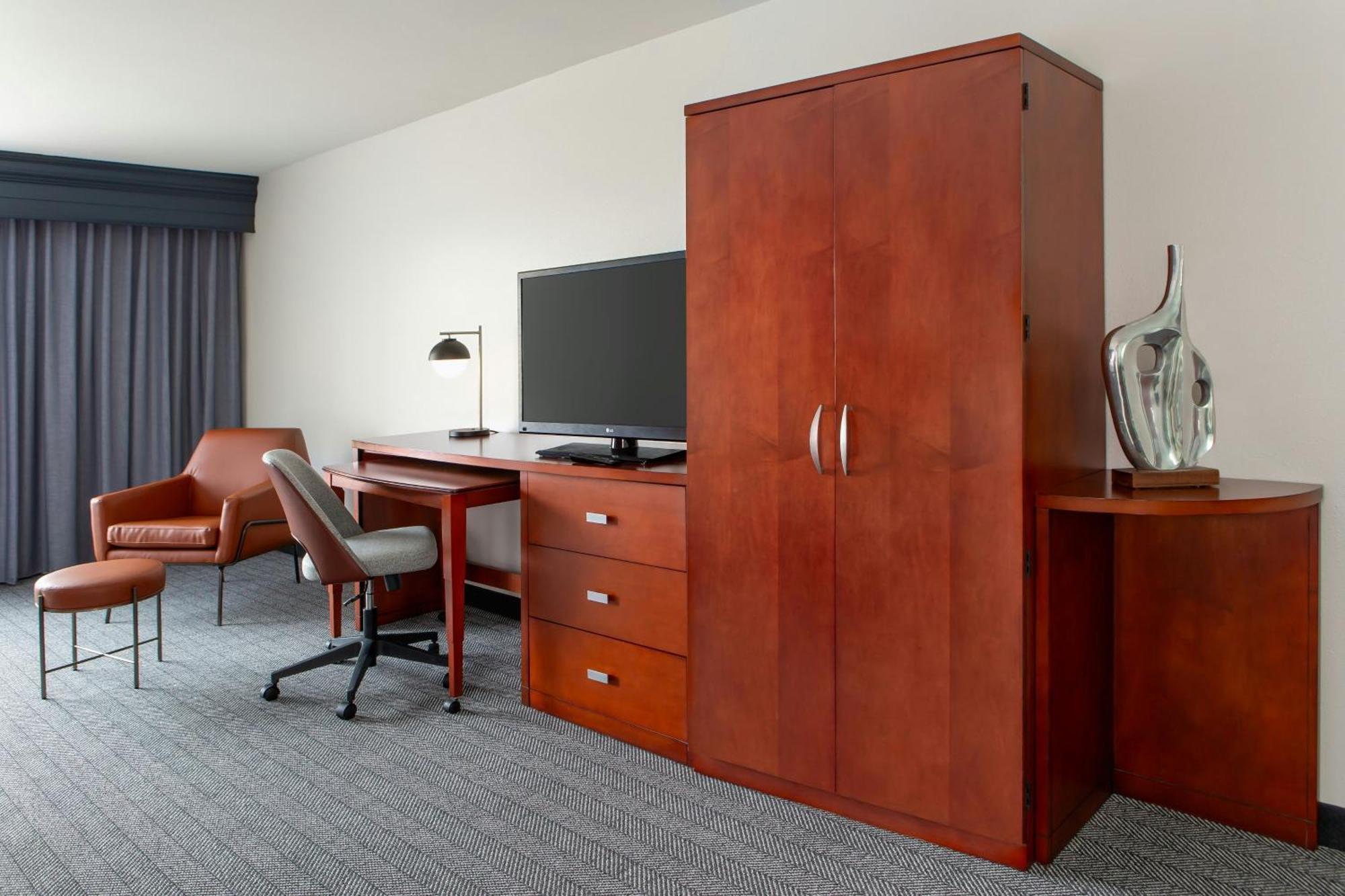 Courtyard By Marriott Madison West / Middleton Hotel Exterior photo