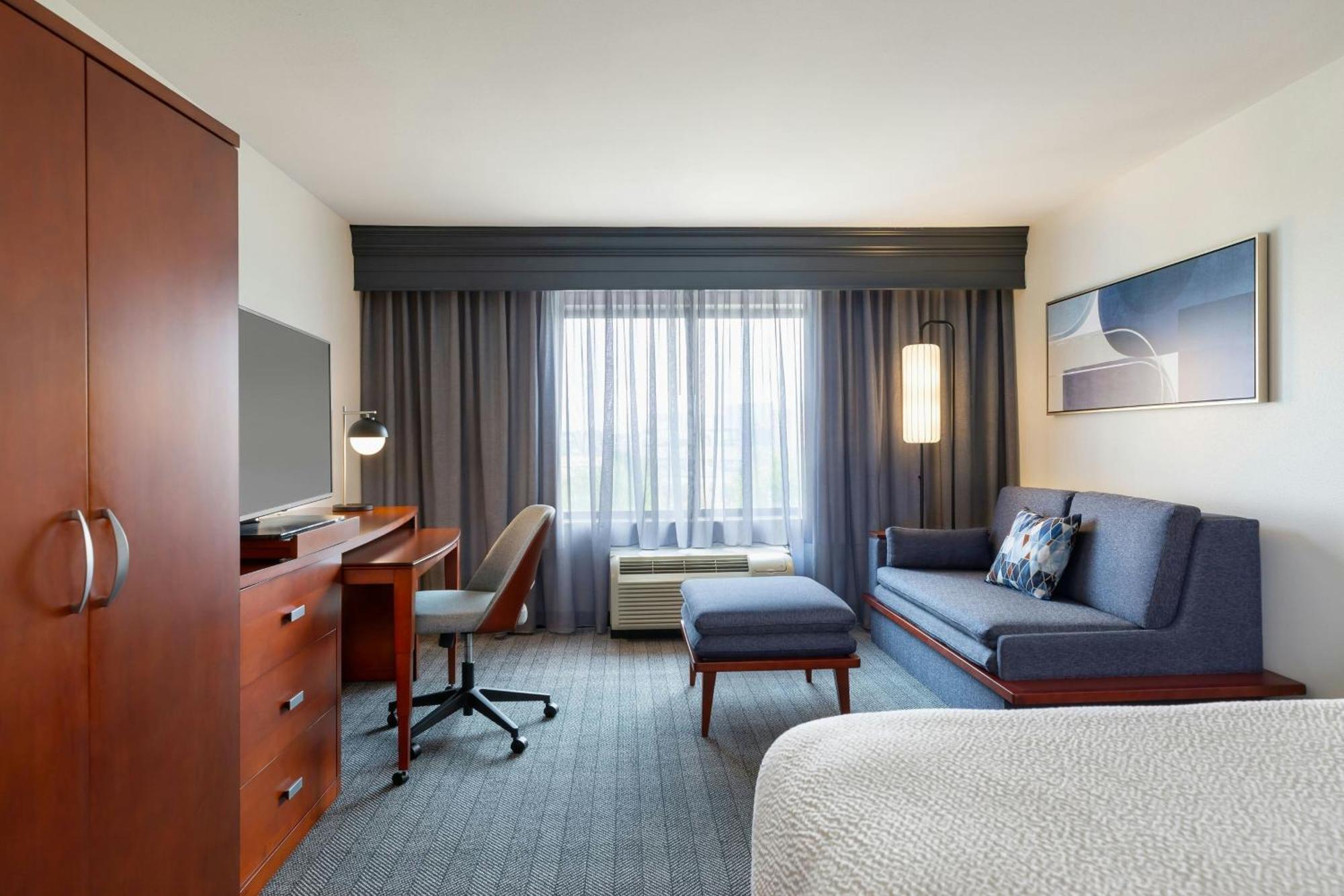 Courtyard By Marriott Madison West / Middleton Hotel Exterior photo