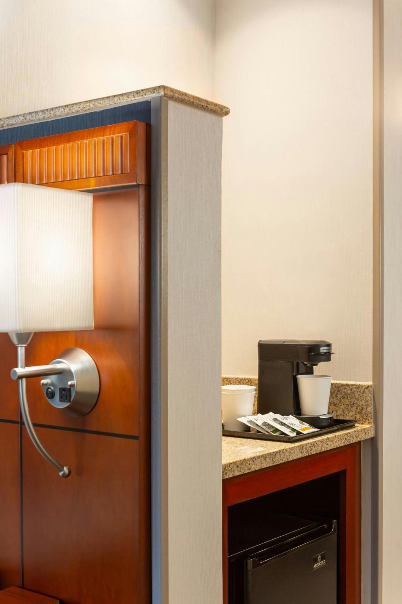 Courtyard By Marriott Madison West / Middleton Hotel Exterior photo